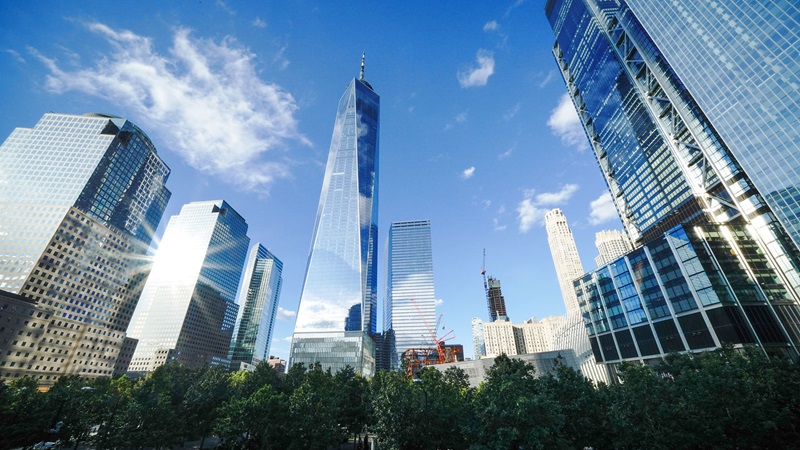 Importvarer på containerskib på vej til Danmark