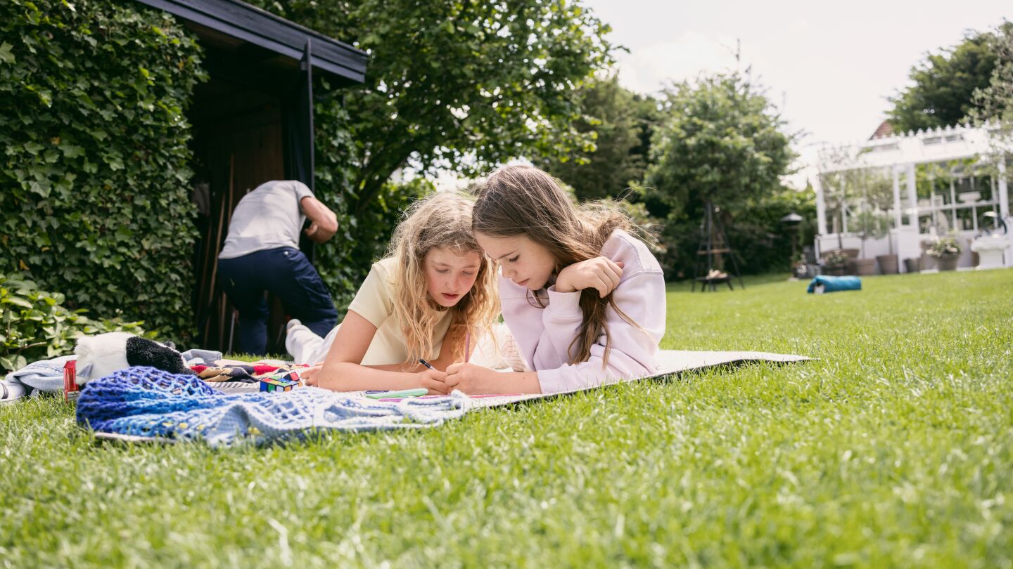 Mand og to børn står i et køkken