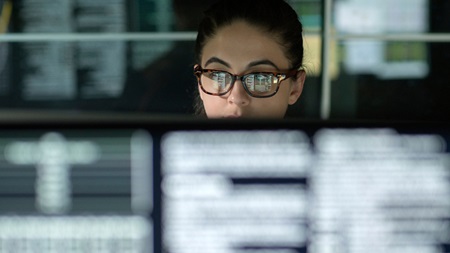 Kvinde bag en skærm