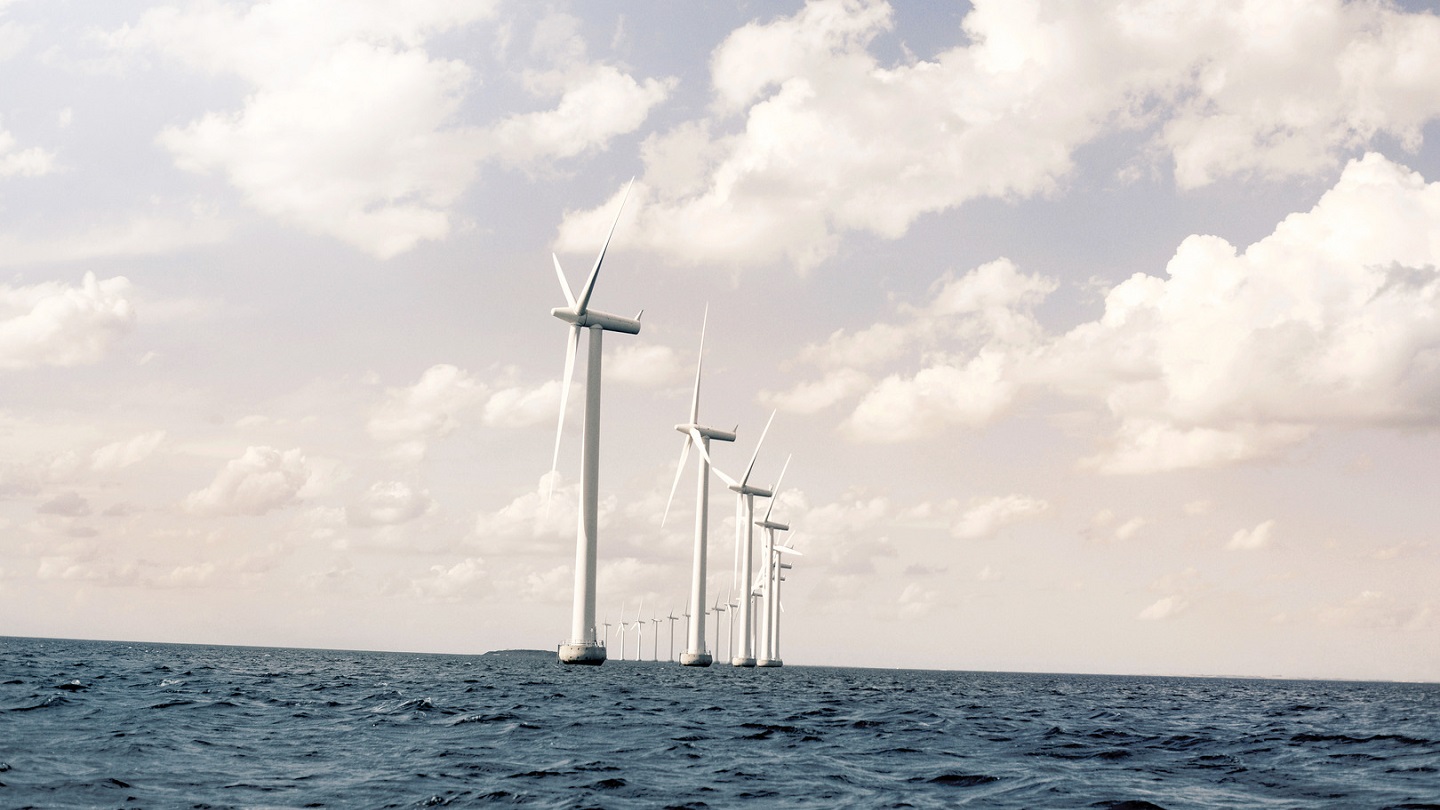 Vindmøllepark på havet på en letskyet dag 