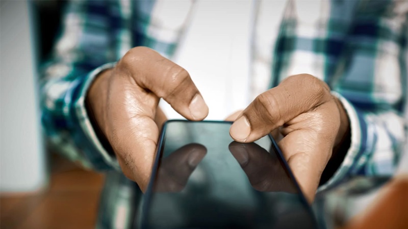 HAnds holding a mobile phone