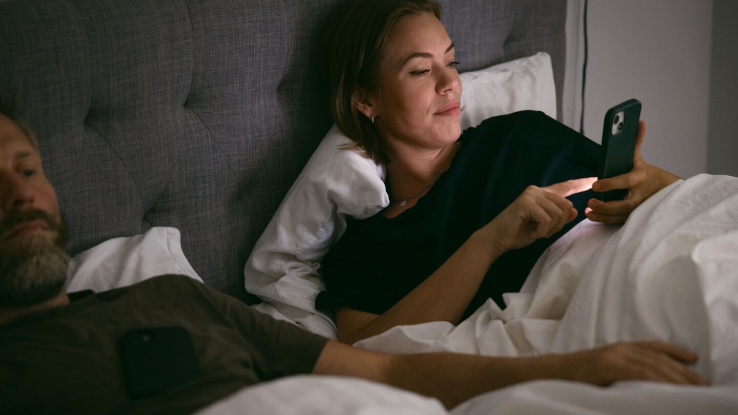 Kvinde, der kigger på sin mobiltelefon