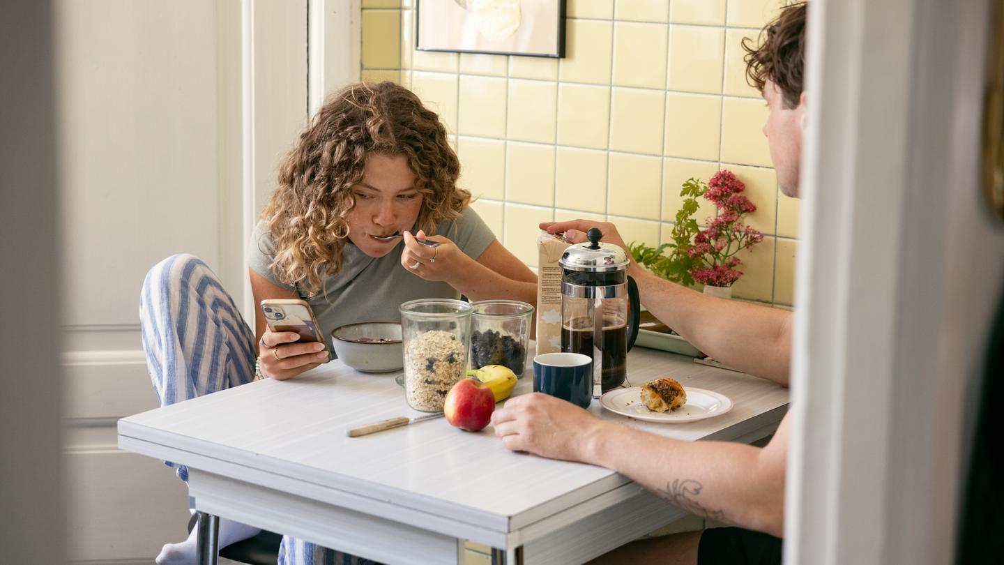 Ung kvinde spiser morgenmad