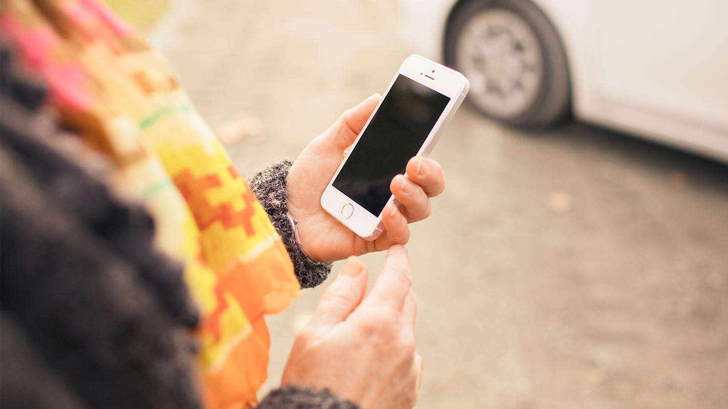 Hånd der holder telefon