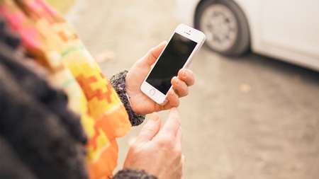 Hånd der holder telefon