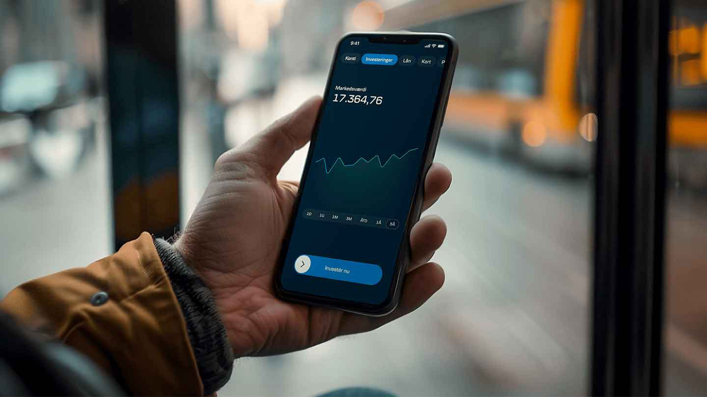 Person holder øje med sine investeringer