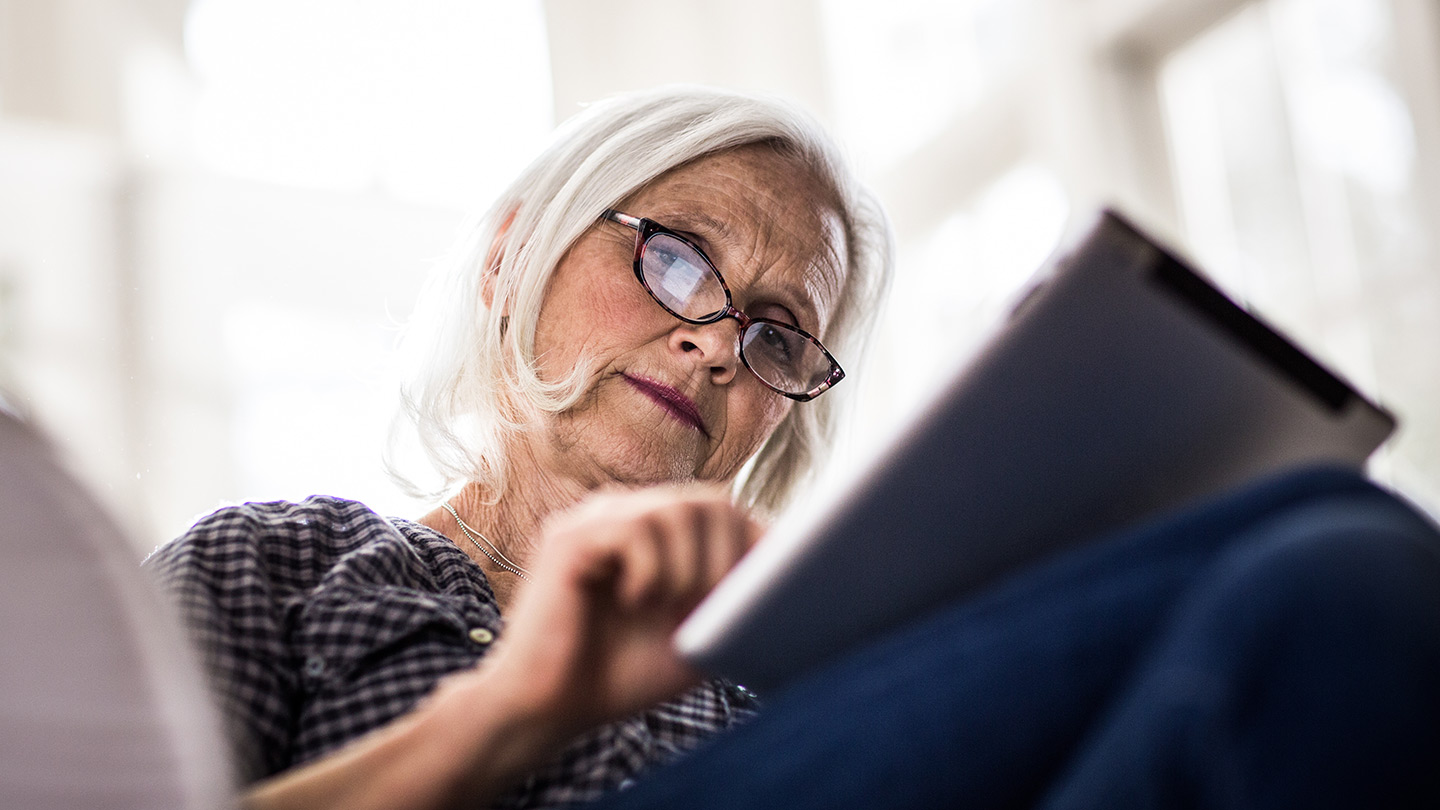 Mand sidder i en sofa