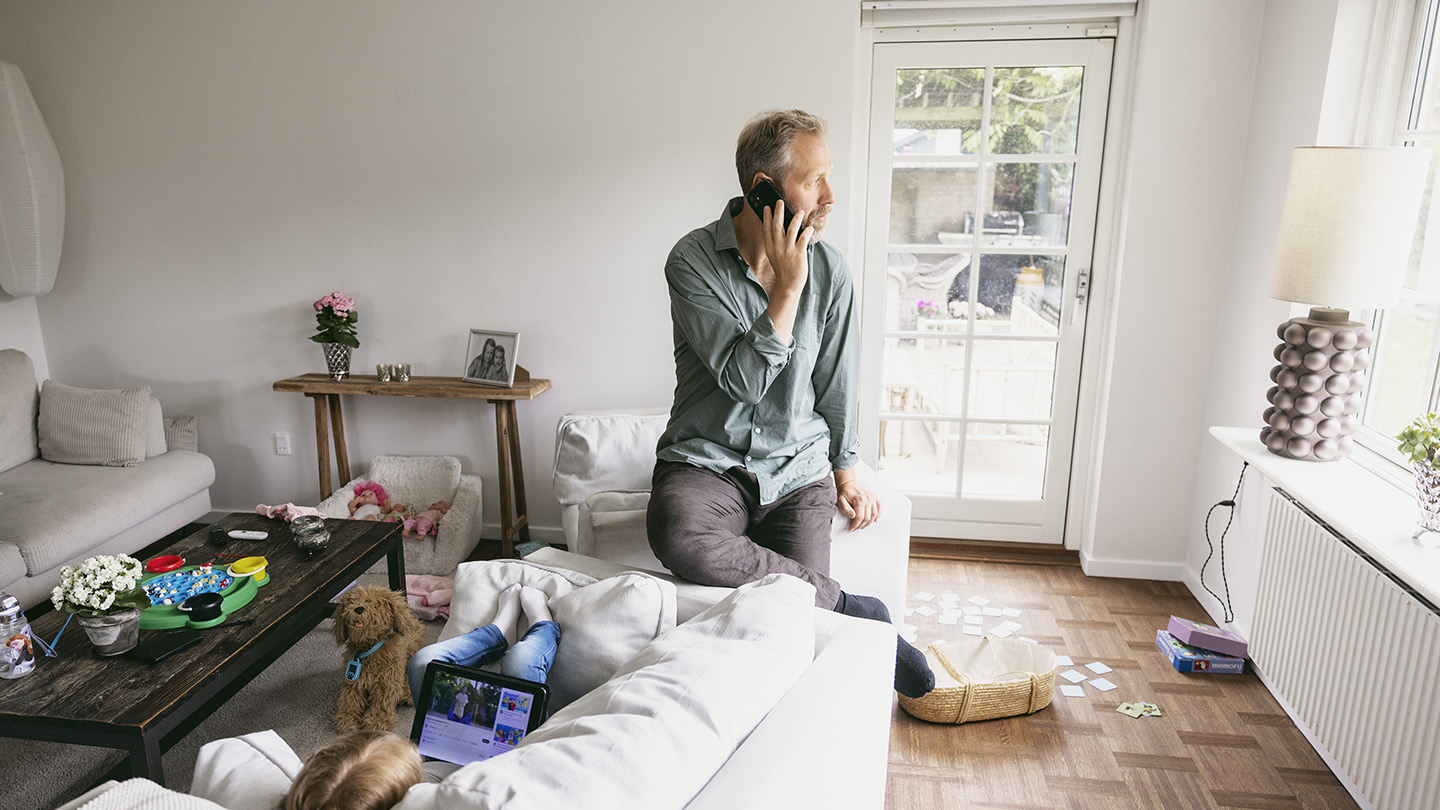 Mand taler i telefon