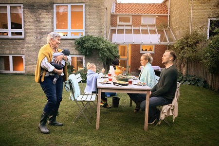 Familie spiser i haven