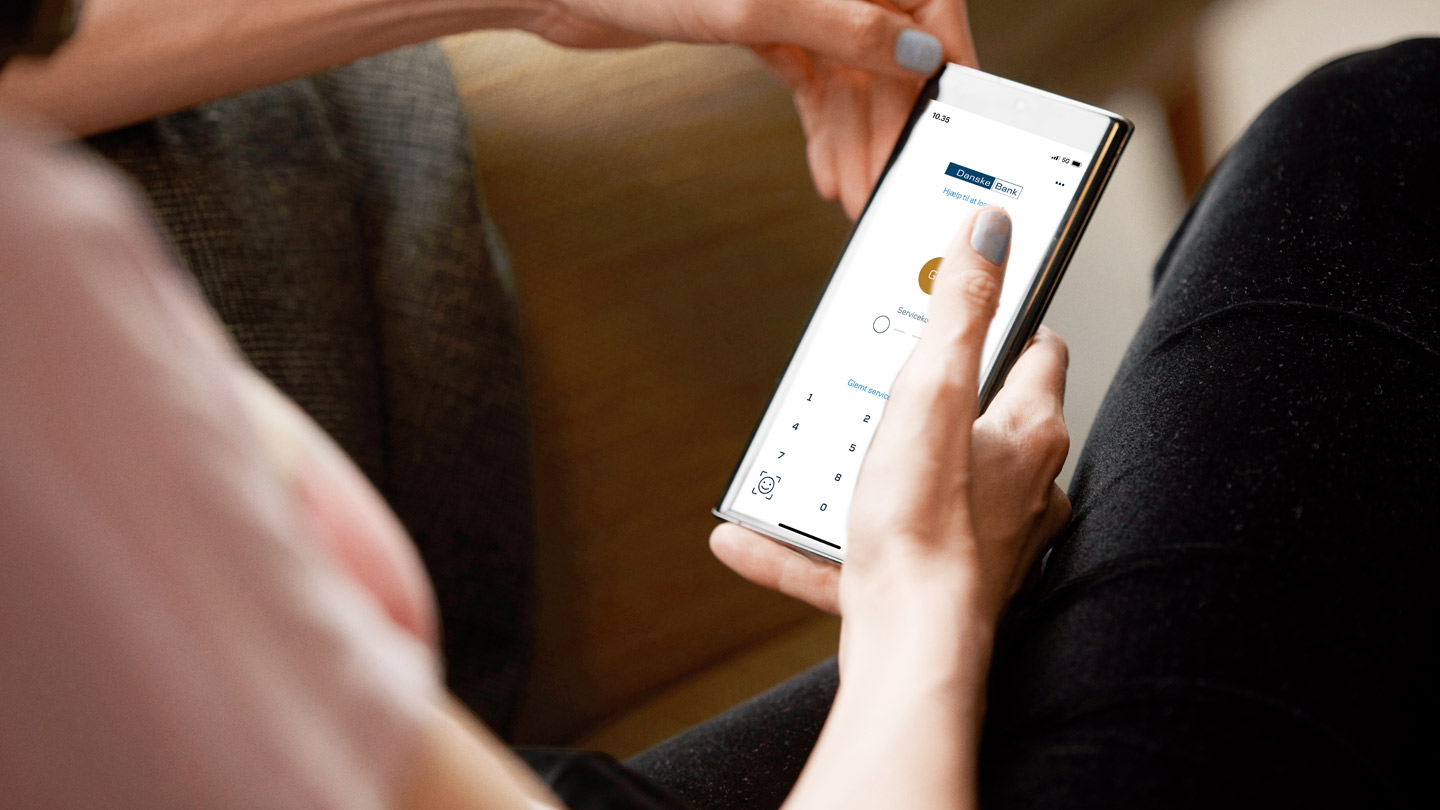 Hånd der holder iPhone