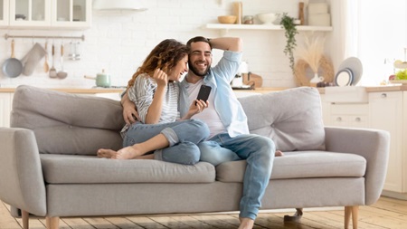 Par der sidder i sofa