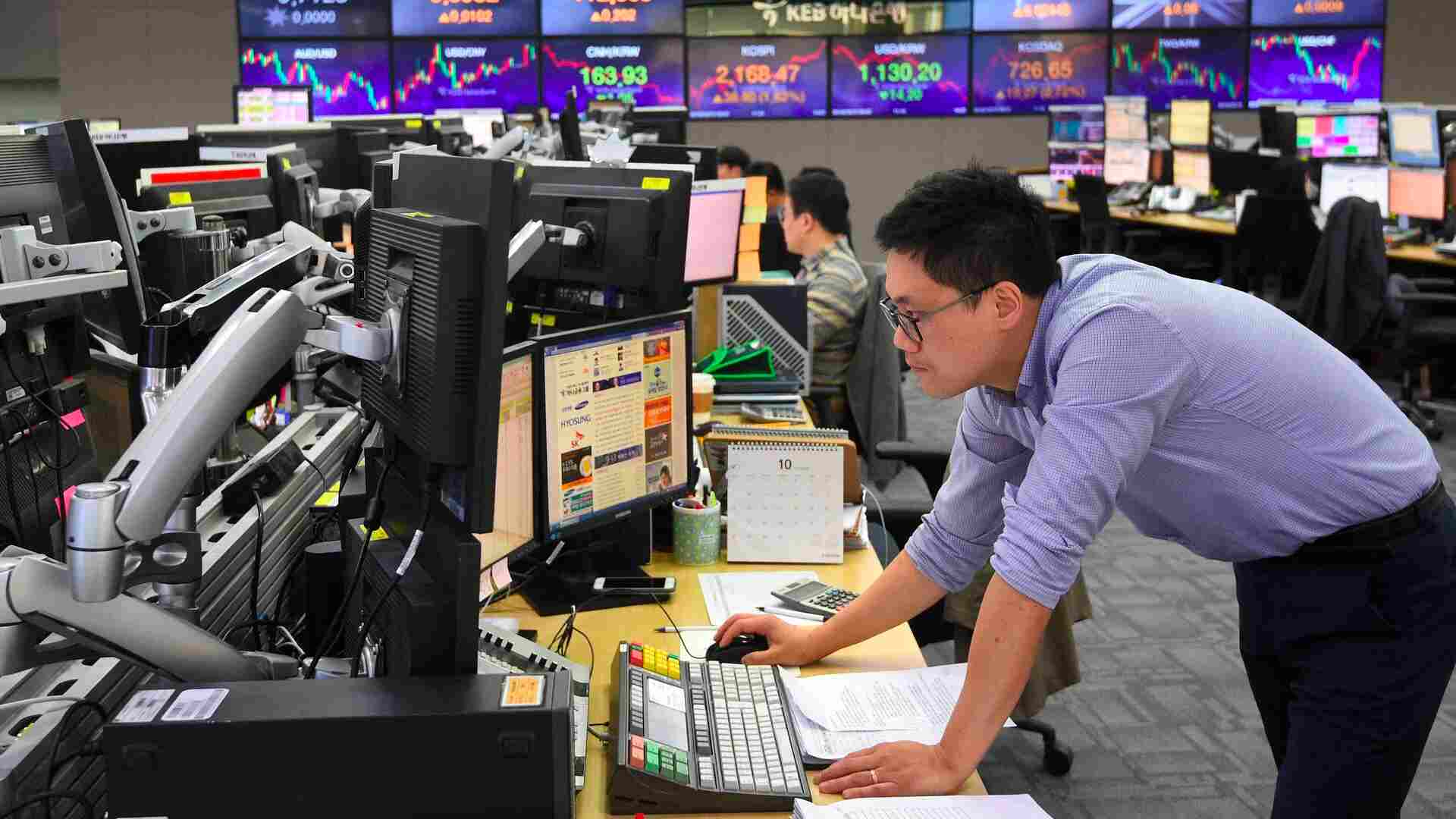 Børsmægler holder øje med aktier