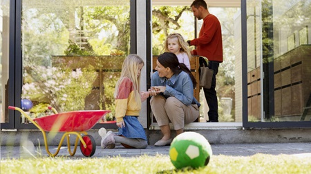 Familie nyder sommervejr på terrasse