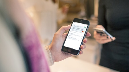 Person holder telefon