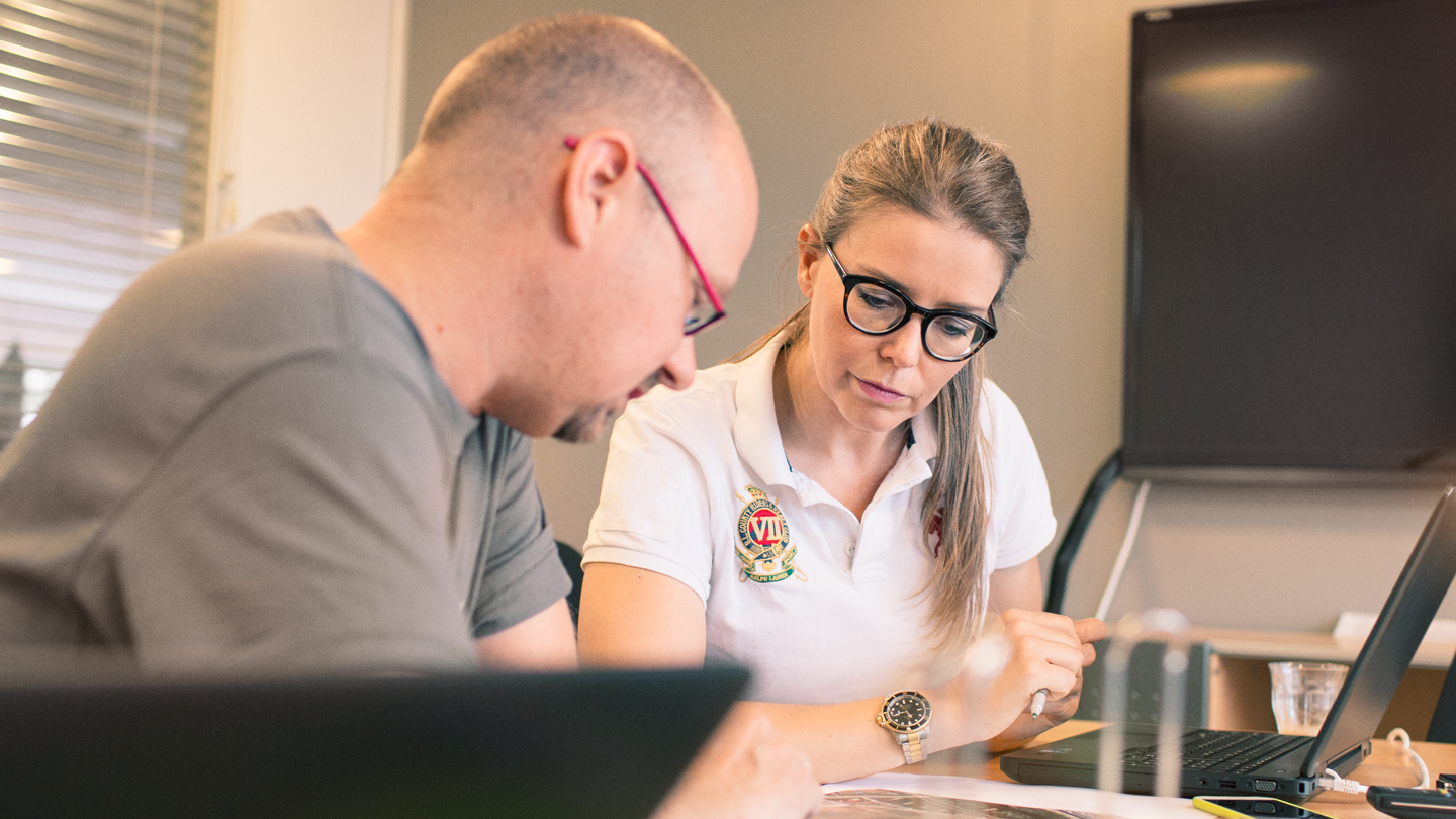 kolleger, der arbejder sammen ved et skrivebord