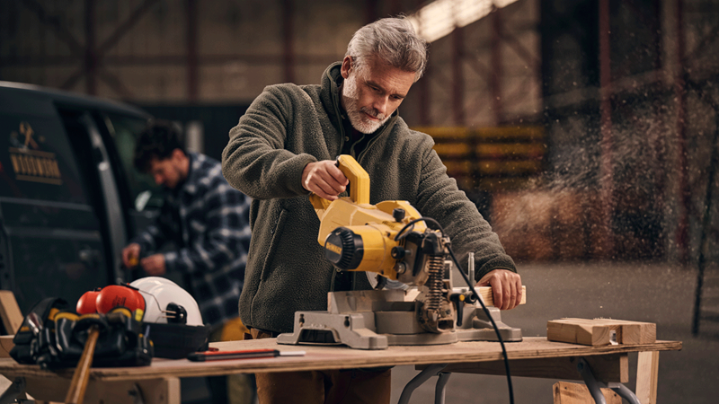 To iværksættere sidder og taler i en ny virksomhed