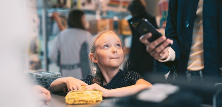 Kvinde har travlt bag baren på restaurant i København