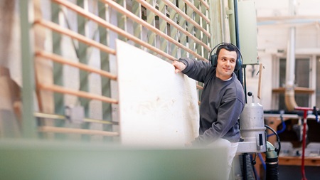 Mand der arbejder i værksted