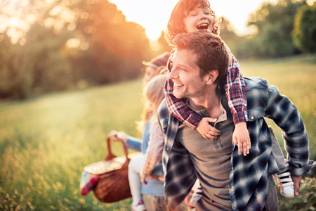 Far og datter leger på mark
