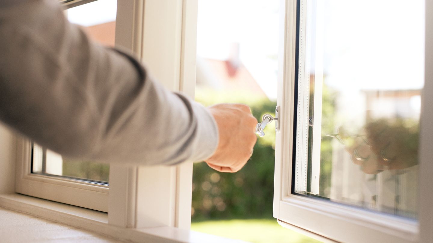 Mand der åbner vindue