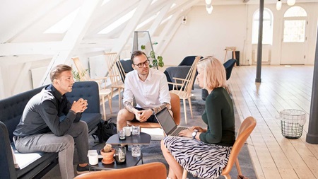 start-up virksomhed får gode råd af Danske Bank erhvervsrådgiver