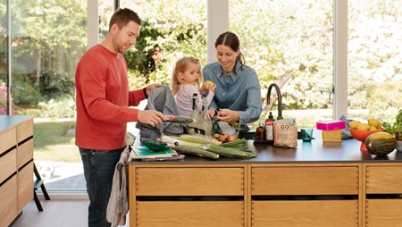 Familie laver mad i køkken