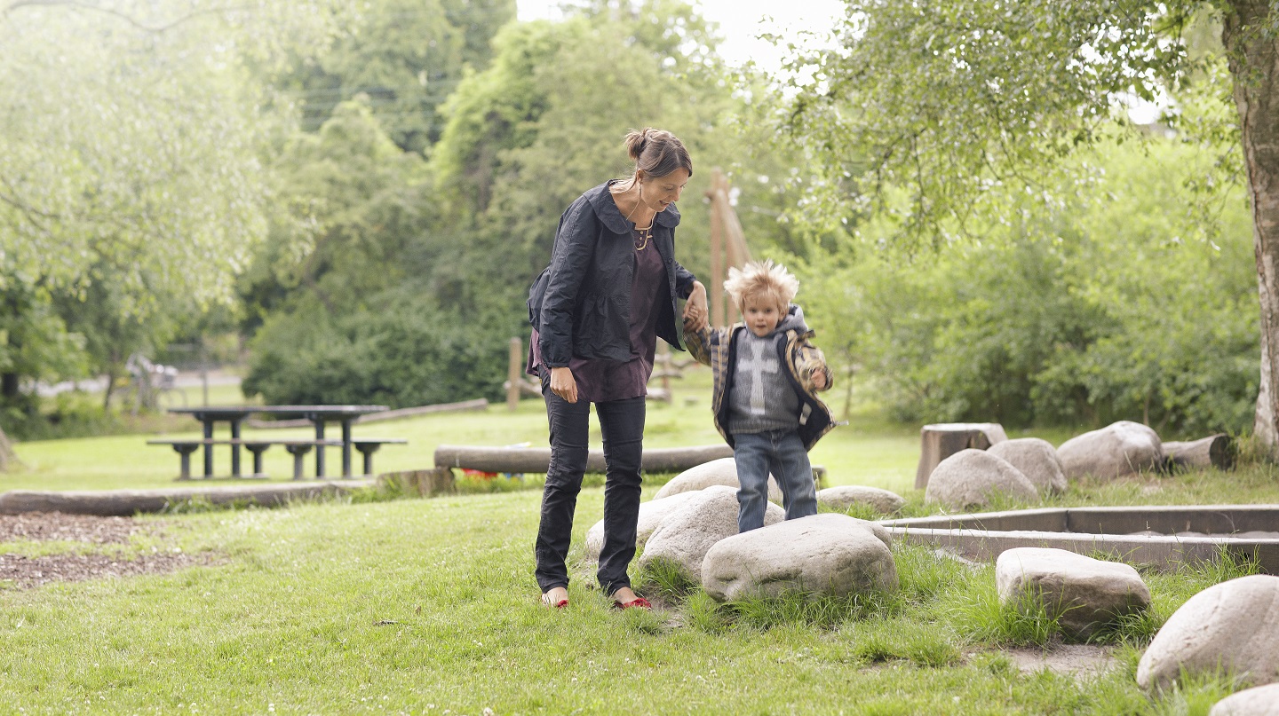 Mor og søn leger i naturen