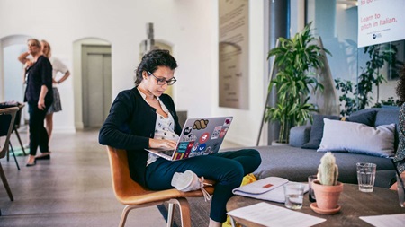 Kvinde med laptop bliver klogere på danske banks investerings-abc