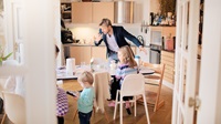 En familie der har en travl morgen