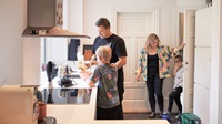 Familie laver mad i køkken