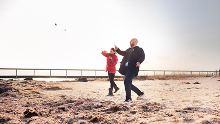 Far og datter på stranden