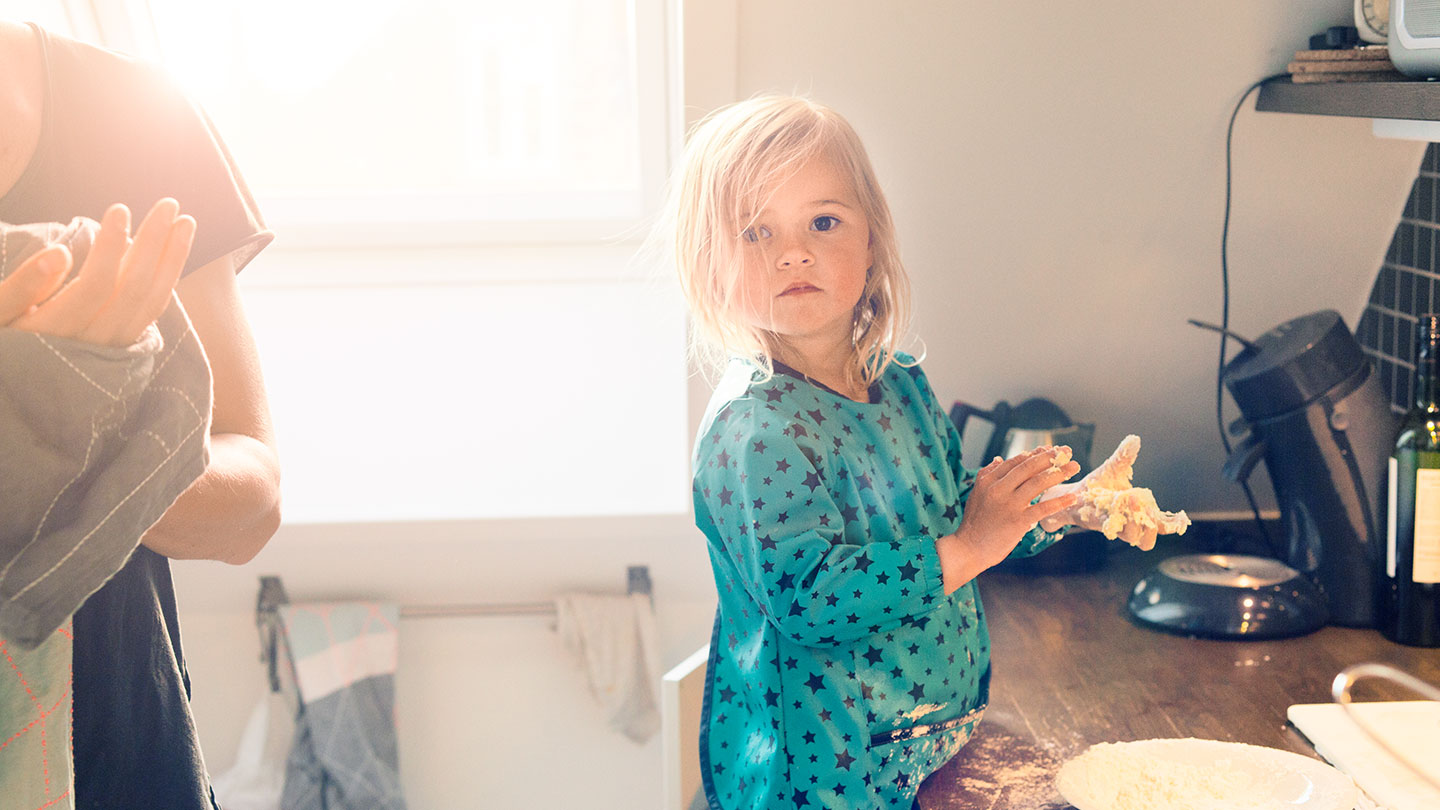 Billede af en lille pige der bager