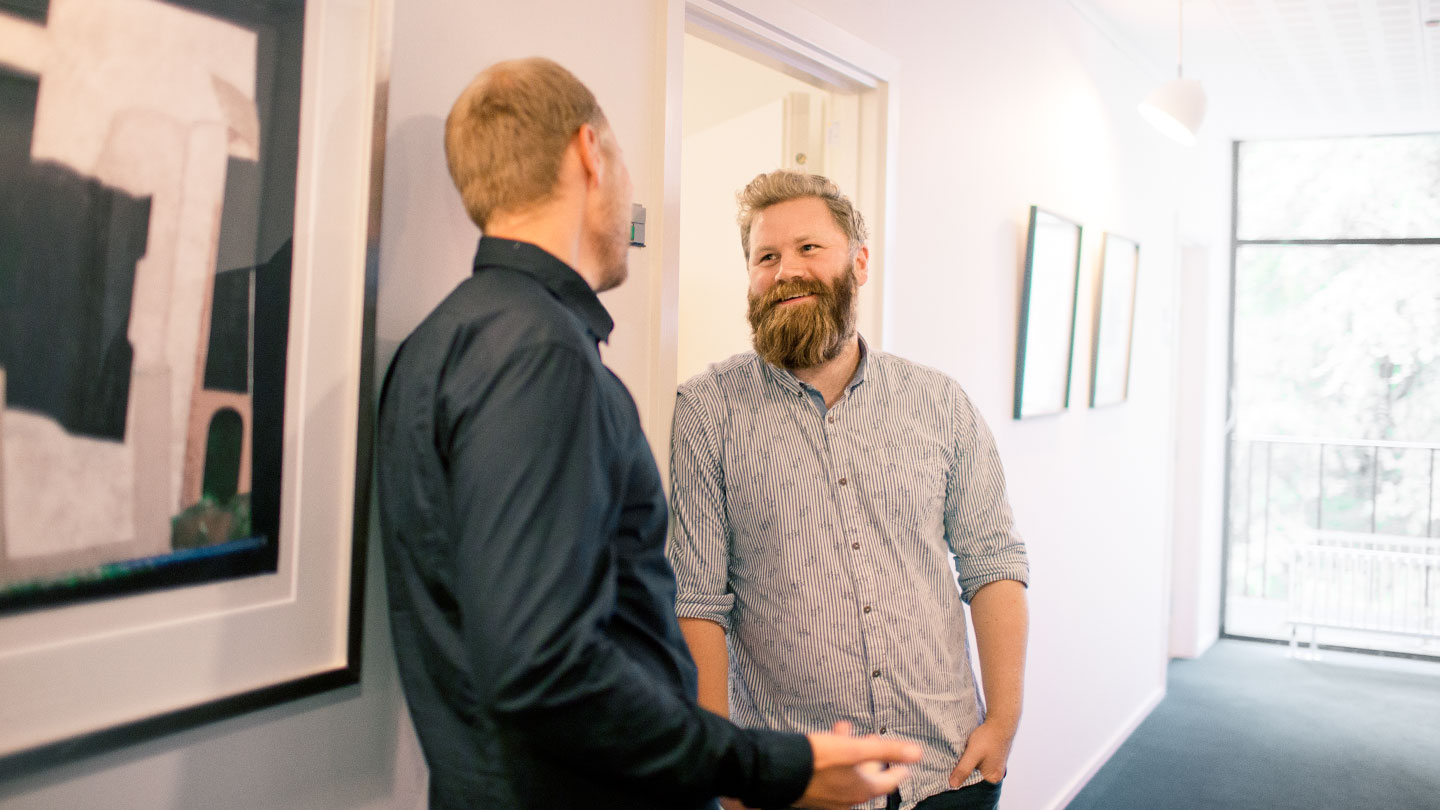 To mænd står og snakker