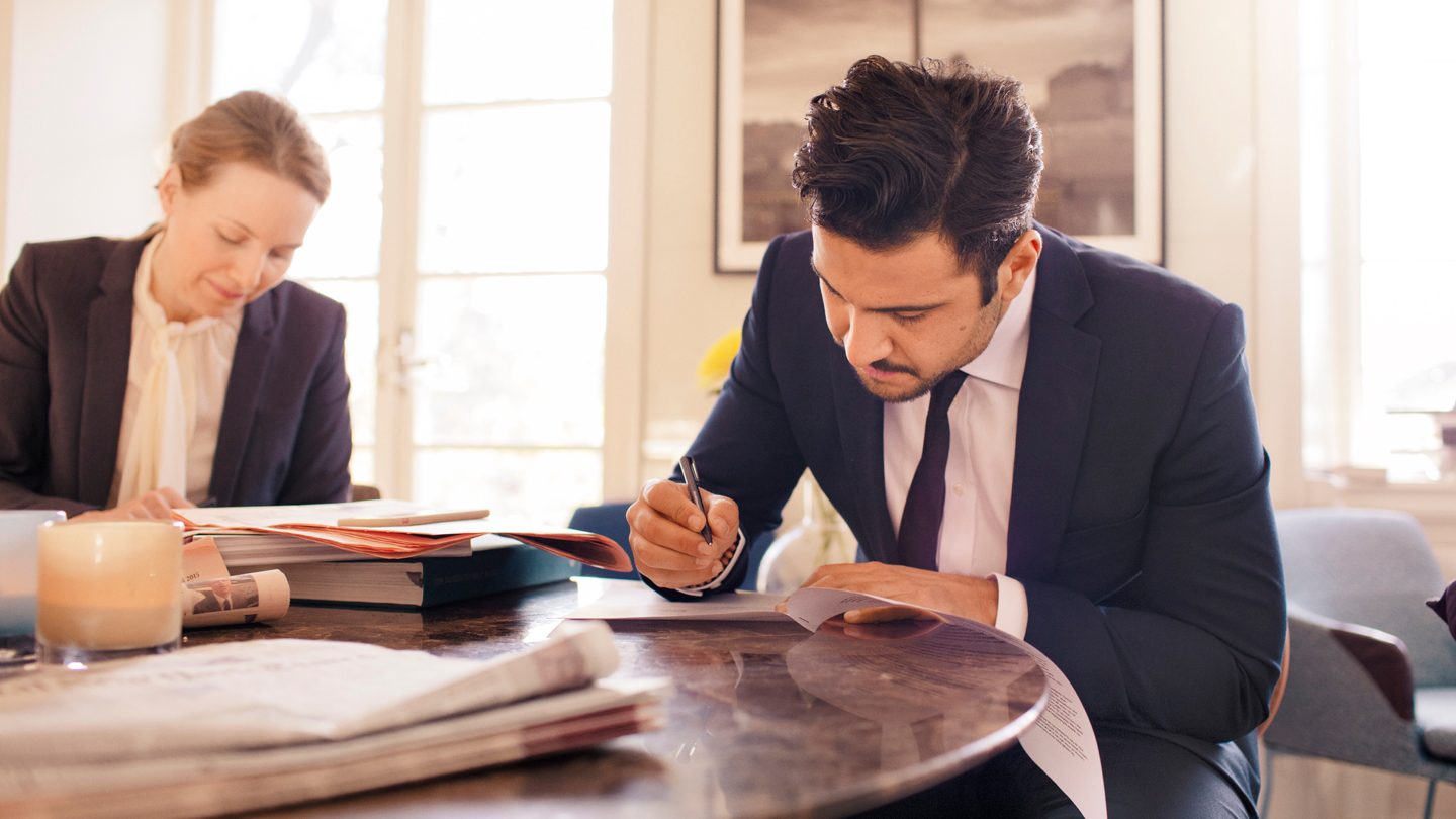 Revisorer gennemgår fysiske regnskabsdokumenter 