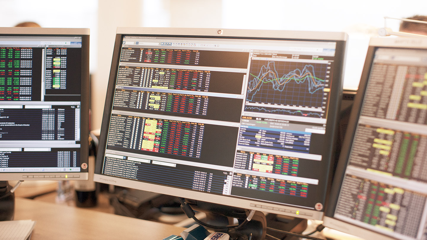 aktieoverblik på computerskærme