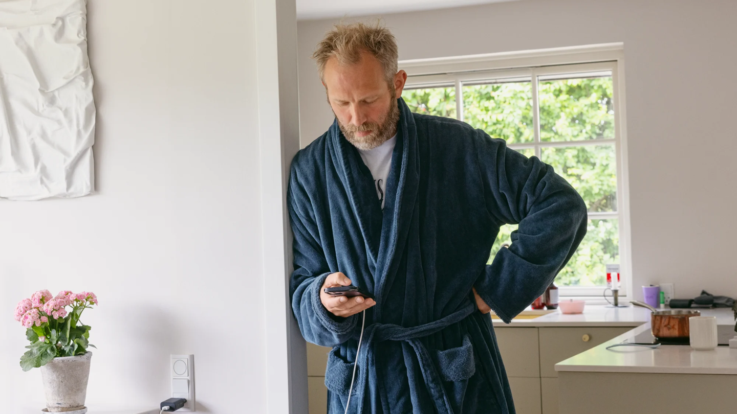 Mand kigger på sin mobil