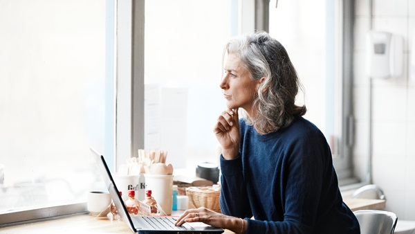 Kærlighedssvindlet? Det er IKKE flovt – men se her, hvordan du undgår svindlernes kløer