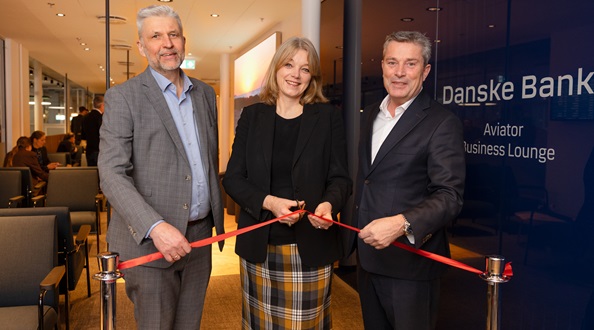 Ved åbningen af Danske Bank Aviator Business Lounge var det chef for Private Banking & Investering i Danske Bank, Anne Buchardt, der klippede den røde silkesnor i selskab med Jens Bo Hansen, Manging Director - Aviator DK (tv) og Peter Krogsgaard, Chief Commercial Officer (CCO) – Københavns Lufthavne (th).