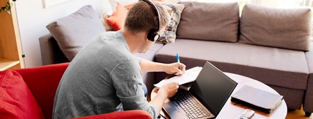 person sidder på datoen og har et onlinemøde