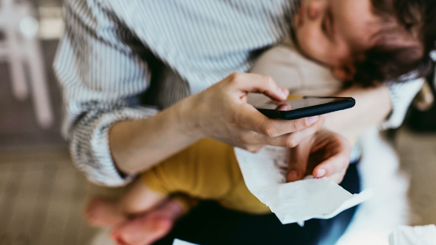 Forælder med sit lille barn