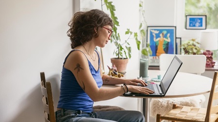 Kvinde ved computer