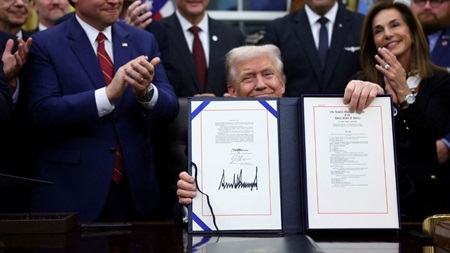 Donald Trump med lovforslag der genåbner USA