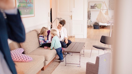 Familie sidder i sofen