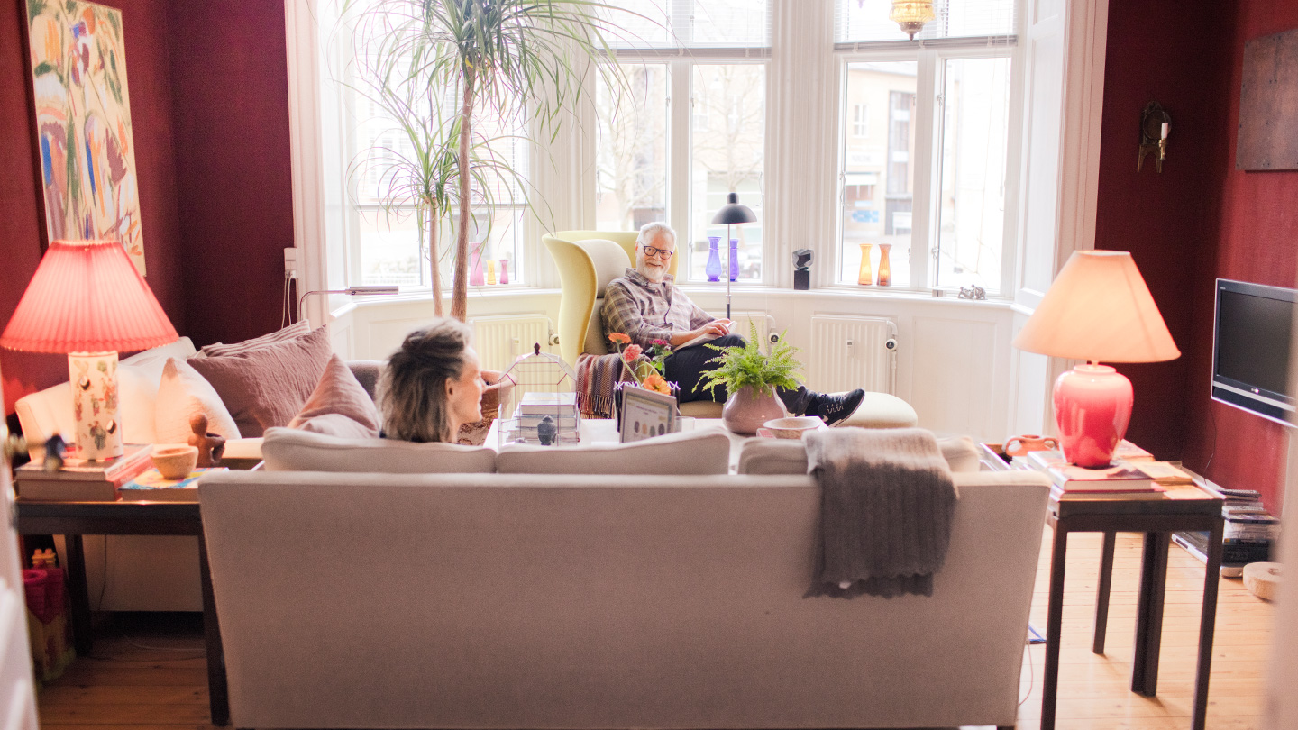 Pensioneret par der sidder i stue