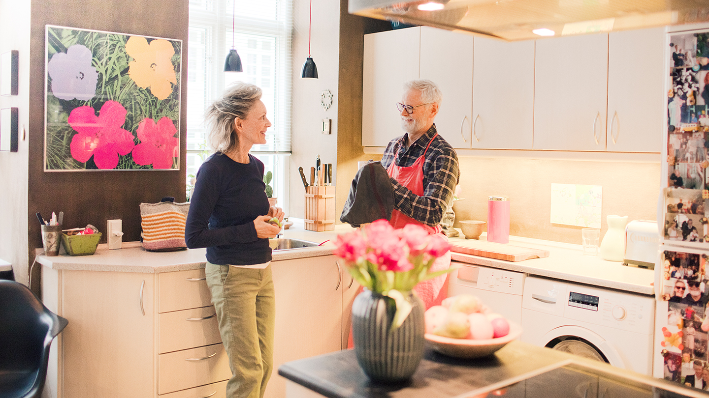 Ældre par står i køkken