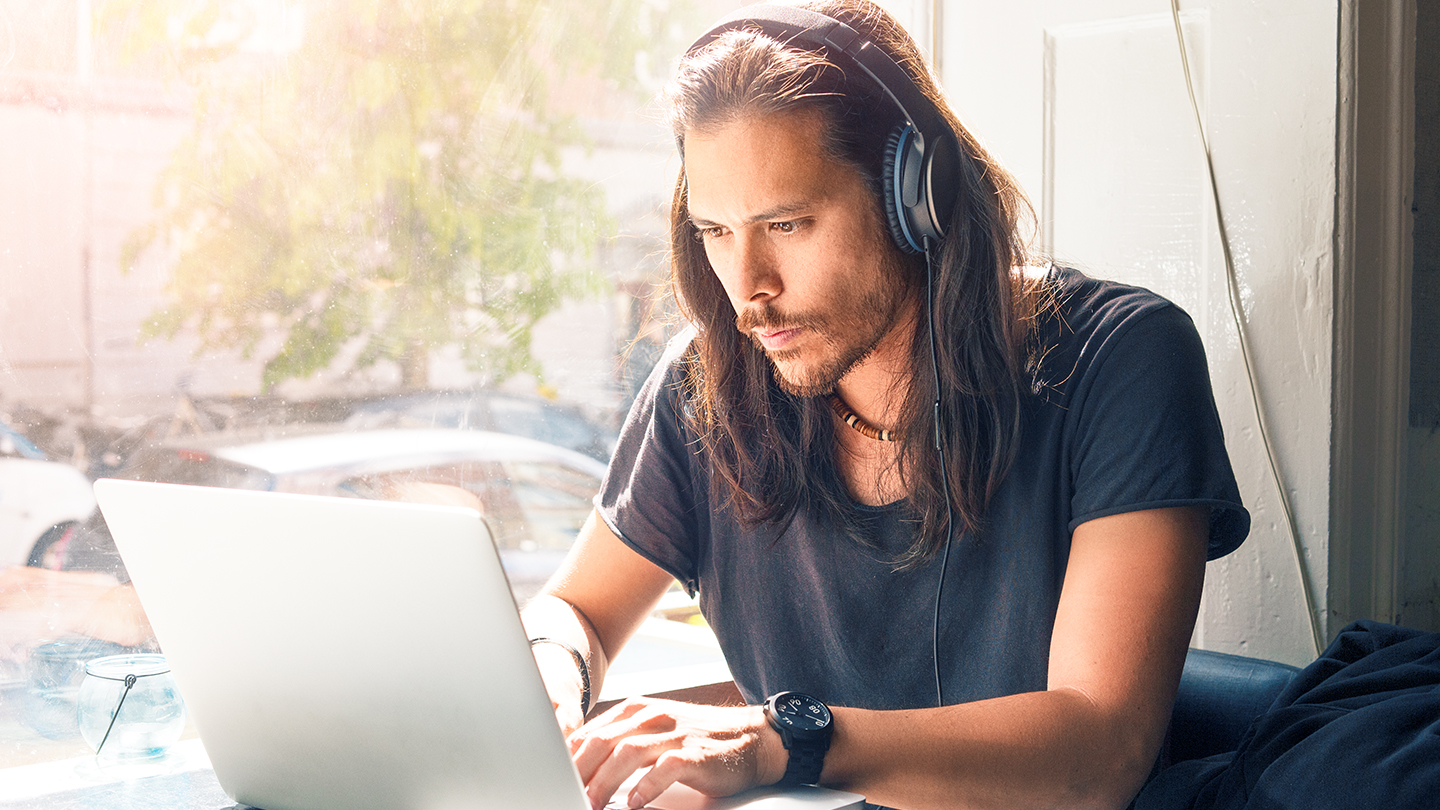 ung mand med laptop følger udviklingen på et indeks