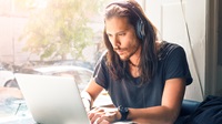 ung mand med laptop følger udviklingen på et indeks